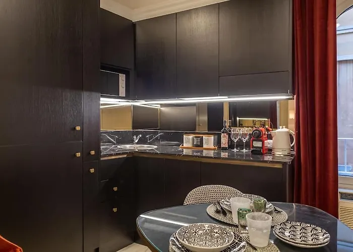 Апартаменты Stylish Spanish Steps Retreat Рим