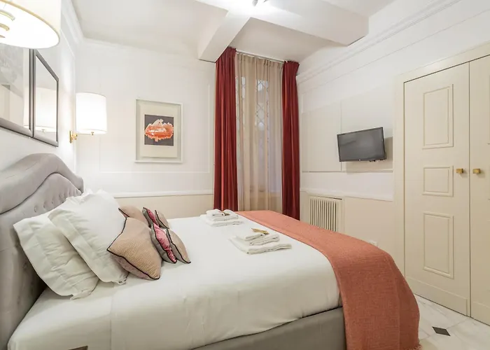 Stylish Spanish Steps Retreat Апартаменты Рим