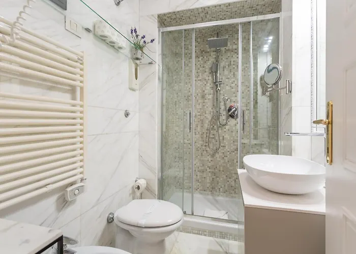 Stylish Spanish Steps Retreat Рим